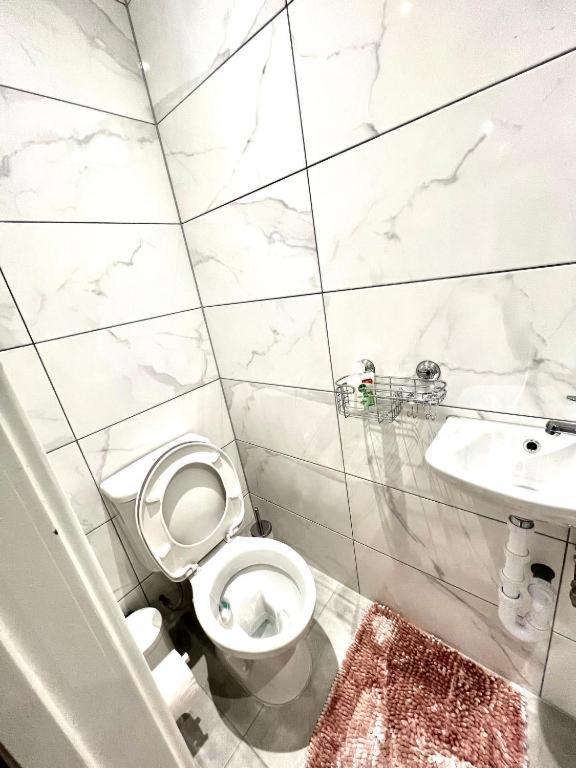 Heathrow Guest House - Oakway Feltham Ngoại thất bức ảnh