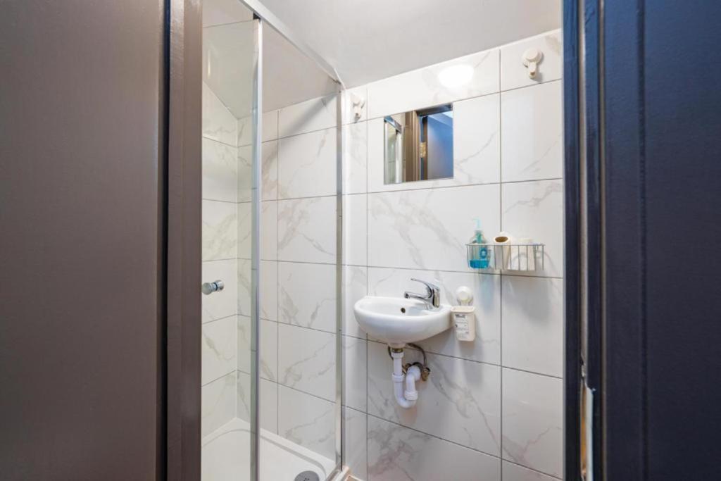 Heathrow Guest House - Oakway Feltham Ngoại thất bức ảnh